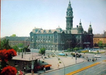 A városházával 1970 után, nem sokkal bontása előtt. (fotó: Régigyőr)