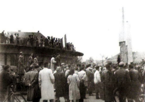Tüntetés 1956-ban az épület körül. Az obeliszk kicsit megtépázva...