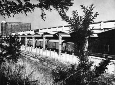 A hűtőházat a hetvenes években a kép előterében látható épülettel bővítették. Vasúti kapcsolat. (forrás: Győri Képesköny)