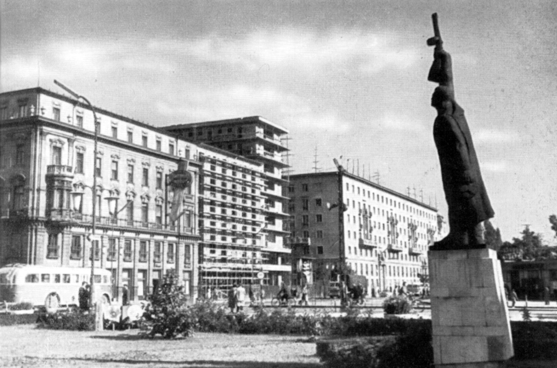 Épült a Rába (Vöröscsillag) Hotel bővítése és a "nyolcemeletes" lakóház 1964 körül. Mögöttük az 1954-re elkészült "hatemeletes". (Győri Képeskönyv, 1965)