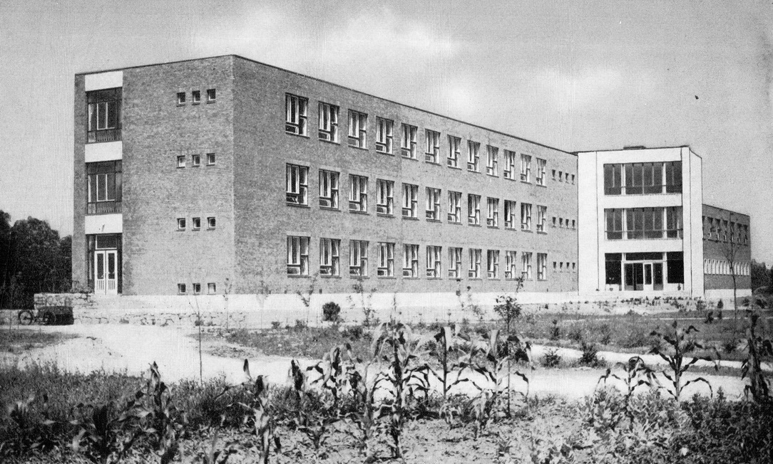 Révfalui Általános Iskola. (forrás: Egri, Reisch, Zólyomi, Bp. 1964)
