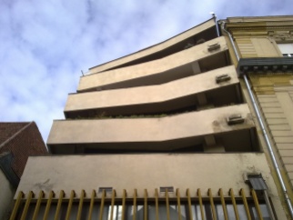 Az elforduló erkélyek a főhomlokzaton. (fotó: HG)