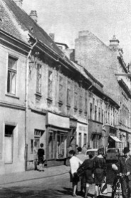 A Kazinczy utca 7., 8. és 9-es szám, az eredeti épületek a Bécsi kapu tér felől fényképezve. (forrás: Winkler-Kurcsis)