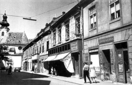 A Kazinczy utca 7., 8. és 9-es szám, az eredeti épületek a hatvanas évek elején a Baross utca felől fényképezve. (forrás: Winkler-Kurcsis)
